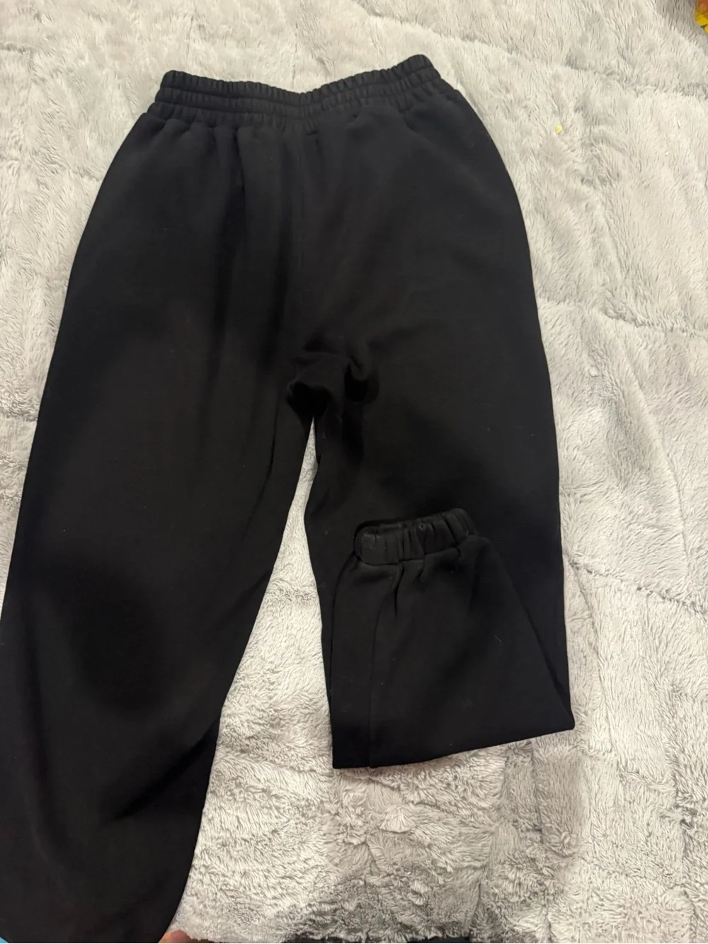 Comfrt Black Heavyweight Fleece Sweatpants Joggers Medium Like New. $50 OBO